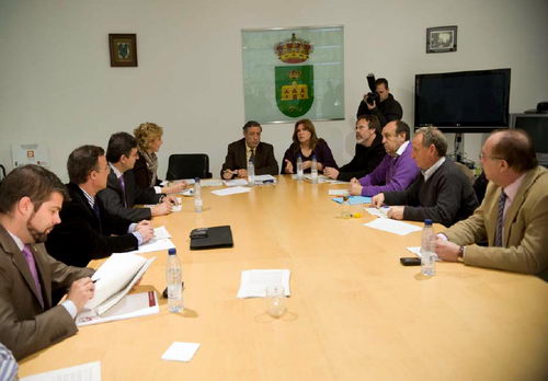 Alcaldes de l'entorn de l'aeroport de Madrid-Barajas reunits a San Fernando de Henares per mostrar la seva oposici a la modificaci de la Llei de Navegaci Aria (8 Febrer 2010)